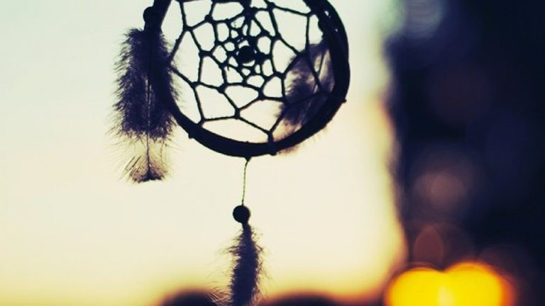 Read more about the article Make a Traditional Dreamcatcher With This Simple DIY Tutorial