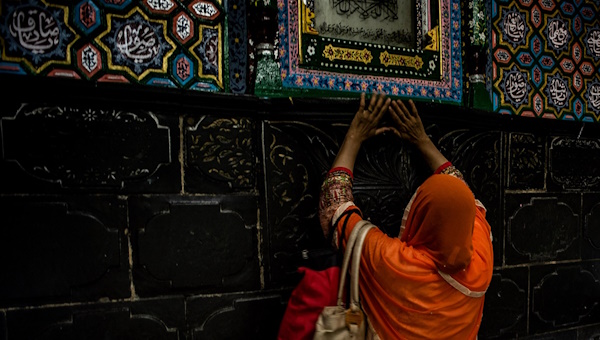 You are currently viewing In Sufi shrines, rituals offer sufferers a path beyond the fear and isolation of their mental distress